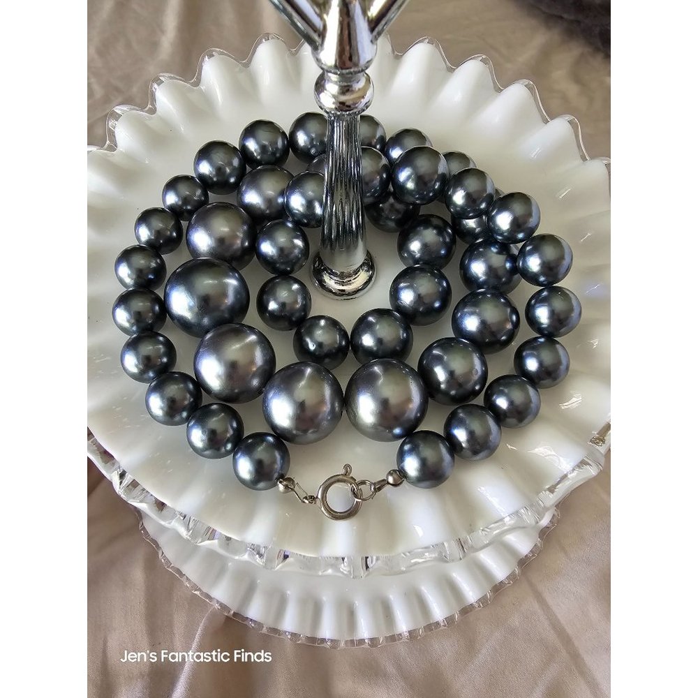 Vintage Silver Acrylic Graduaded Beaded Necklace - Picture 1 of 4